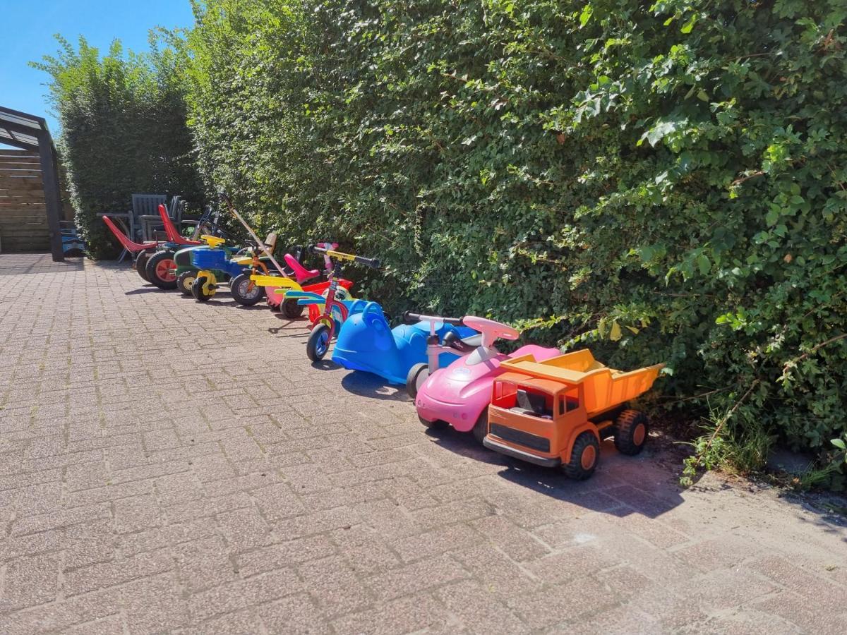 Finse Woning Op Camping De Tulpenweide Breezand Esterno foto